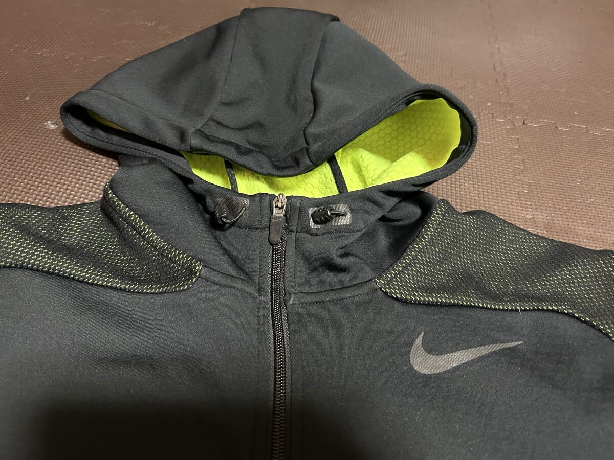 新品同様NIKE THERMA-FIT黒柄入り、蛍光色メッシュ柄ロゴ黒ストレッチパーカー　サイズL_画像4