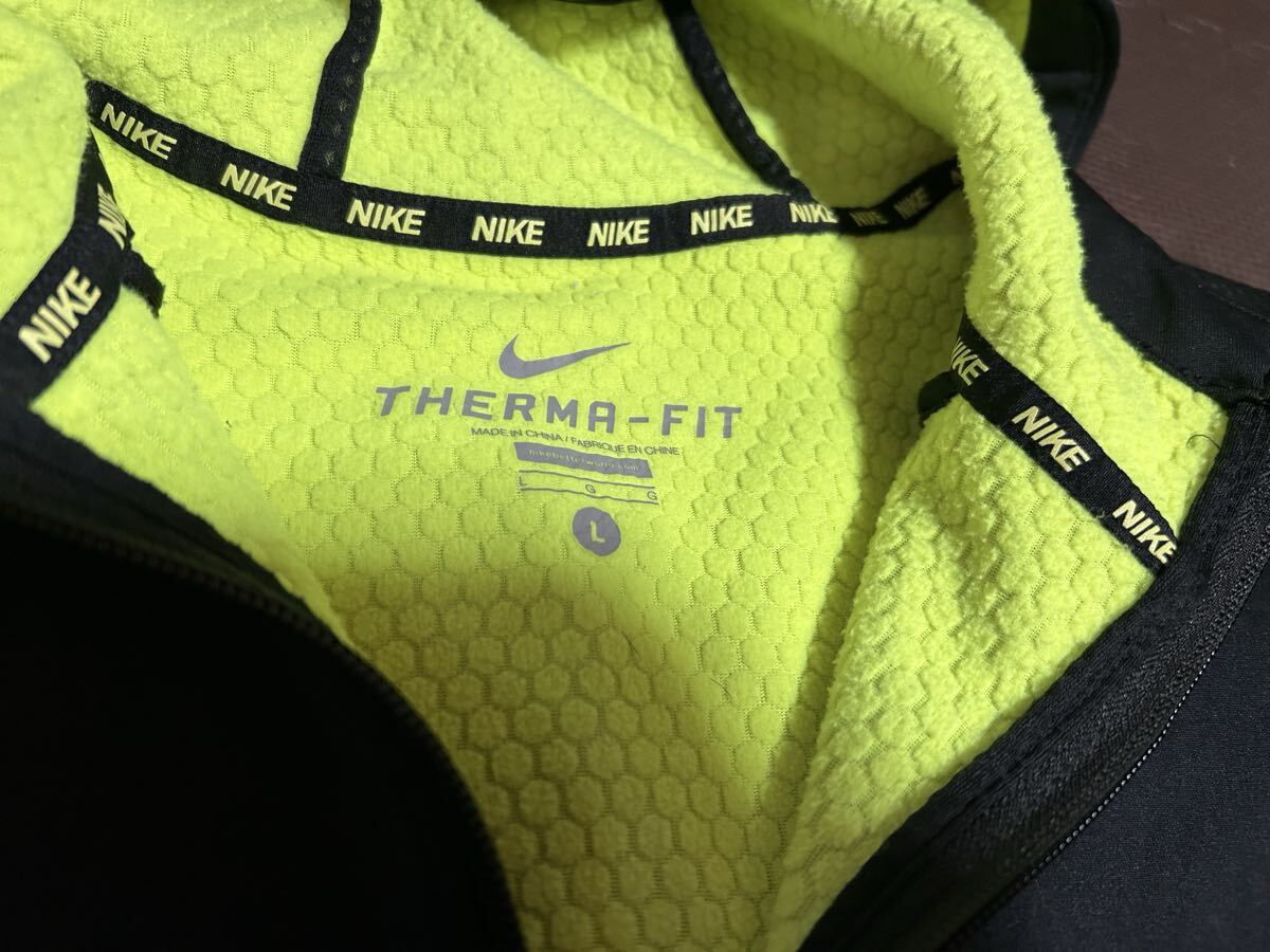 新品同様NIKE THERMA-FIT黒柄入り、蛍光色メッシュ柄ロゴ黒ストレッチパーカー　サイズL_画像6
