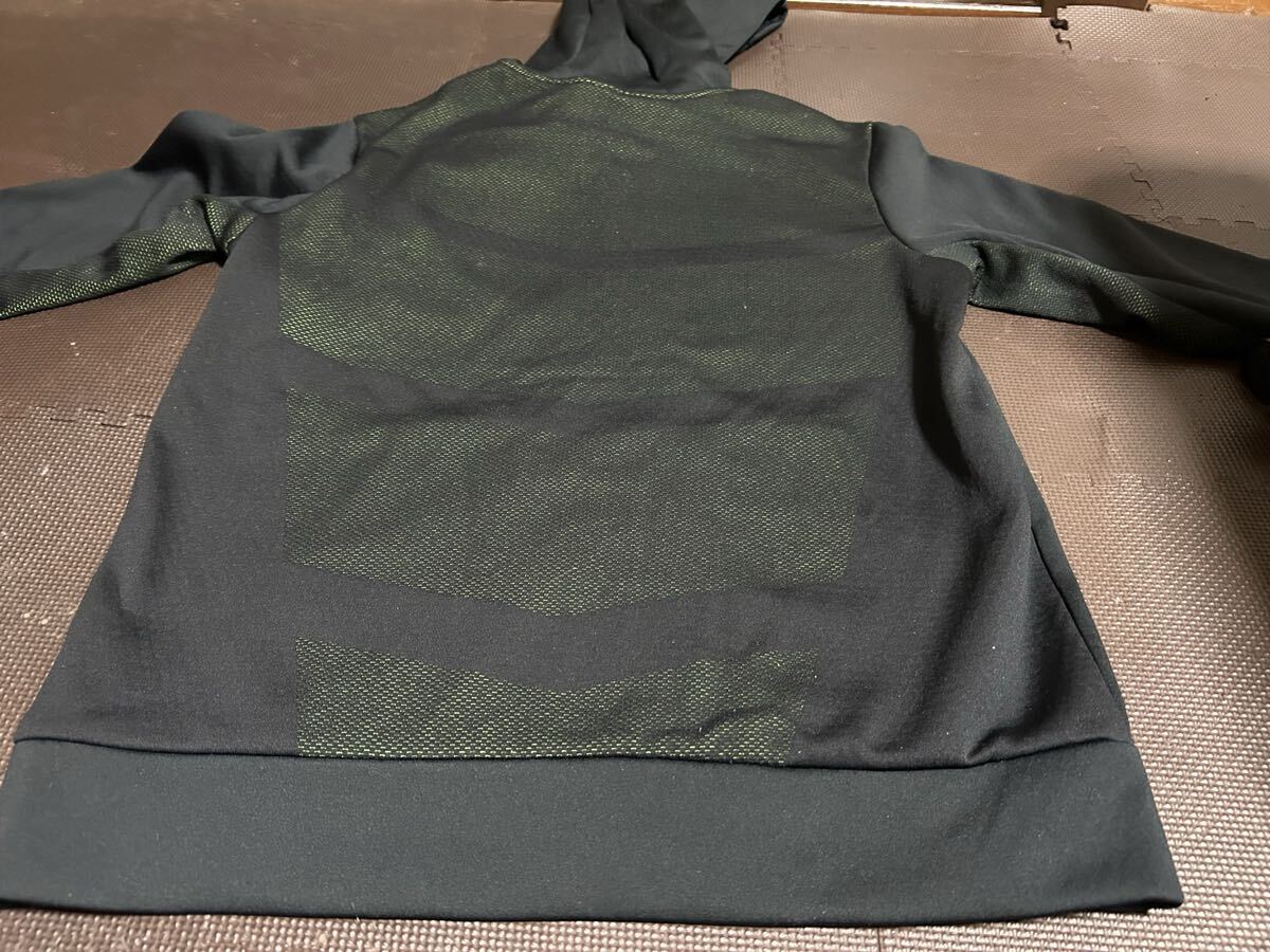 新品同様NIKE THERMA-FIT黒柄入り、蛍光色メッシュ柄ロゴ黒ストレッチパーカー　サイズL_画像8