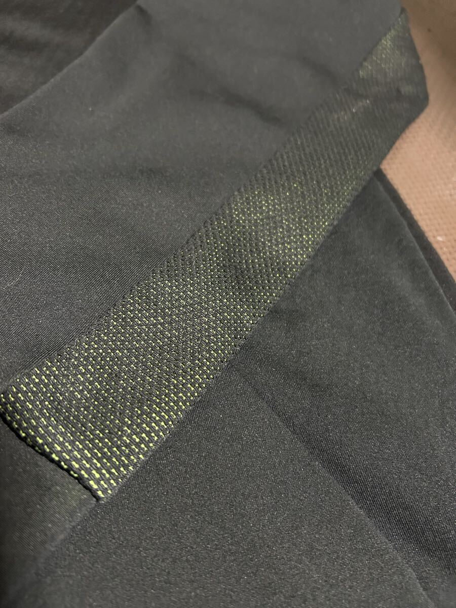 新品同様NIKE THERMA-FIT黒柄入り、蛍光色メッシュ柄ロゴ黒ストレッチパーカー　サイズL_画像2