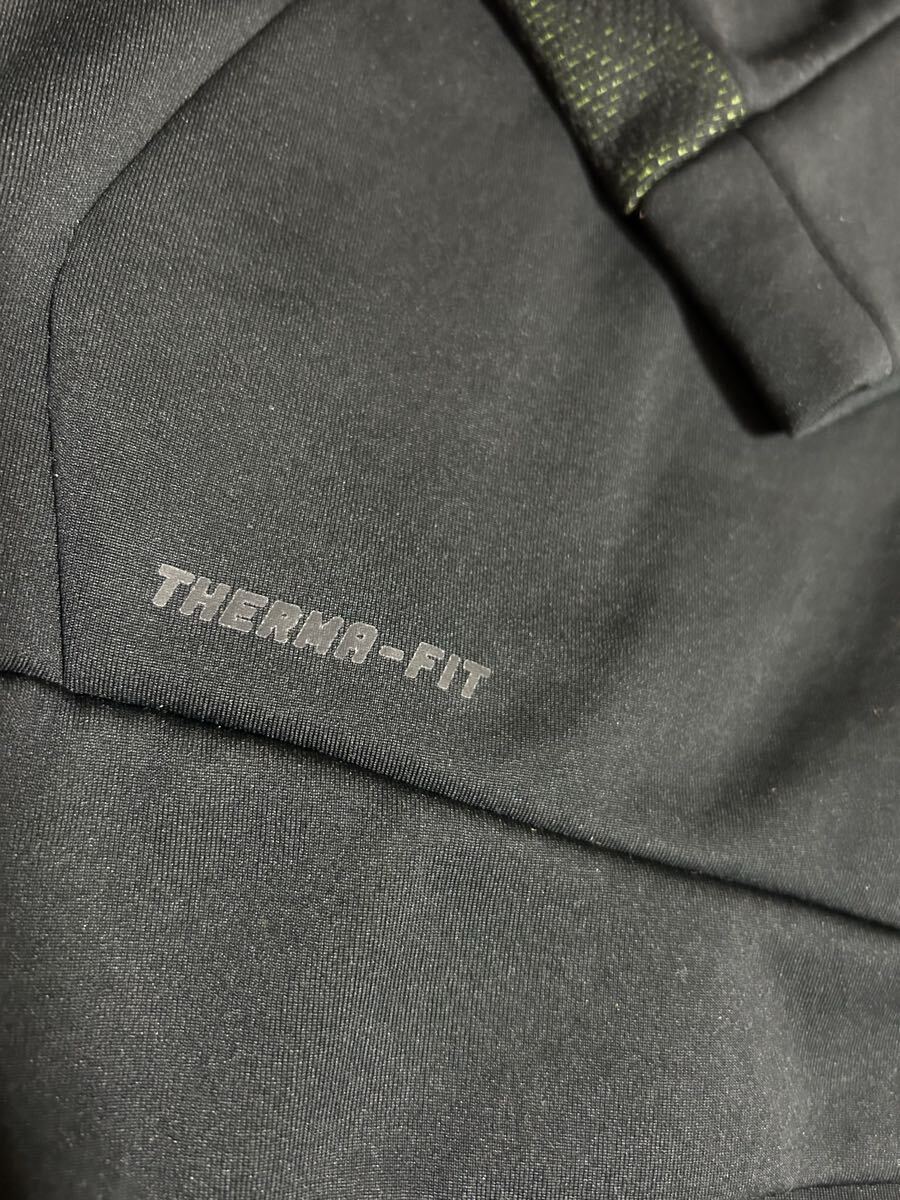 新品同様NIKE THERMA-FIT黒柄入り、蛍光色メッシュ柄ロゴ黒ストレッチパーカー　サイズL_画像3