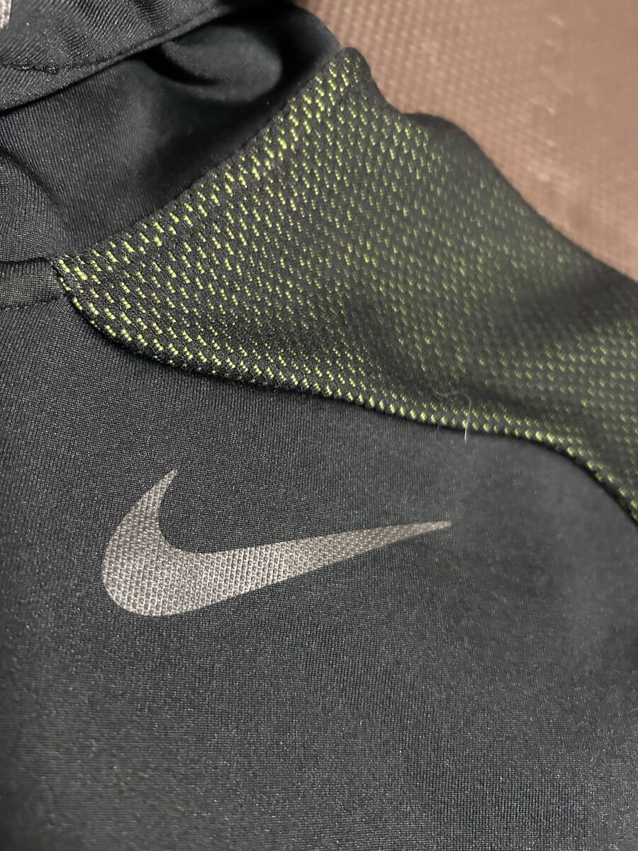 新品同様NIKE THERMA-FIT黒柄入り、蛍光色メッシュ柄ロゴ黒ストレッチパーカー　サイズL_画像5