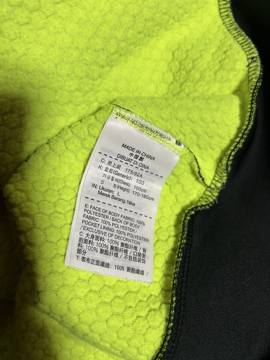 新品同様NIKE THERMA-FIT黒柄入り、蛍光色メッシュ柄ロゴ黒ストレッチパーカー　サイズL_画像7