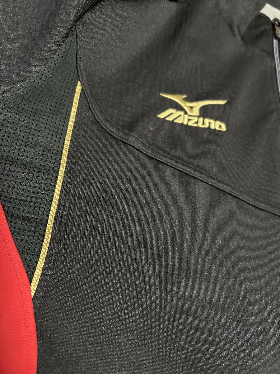 超美品MIZUNO黒柄入り、赤、ロゴゴールド（刺繍）ラインゴールド、ストレッチトップス　サイズＯ