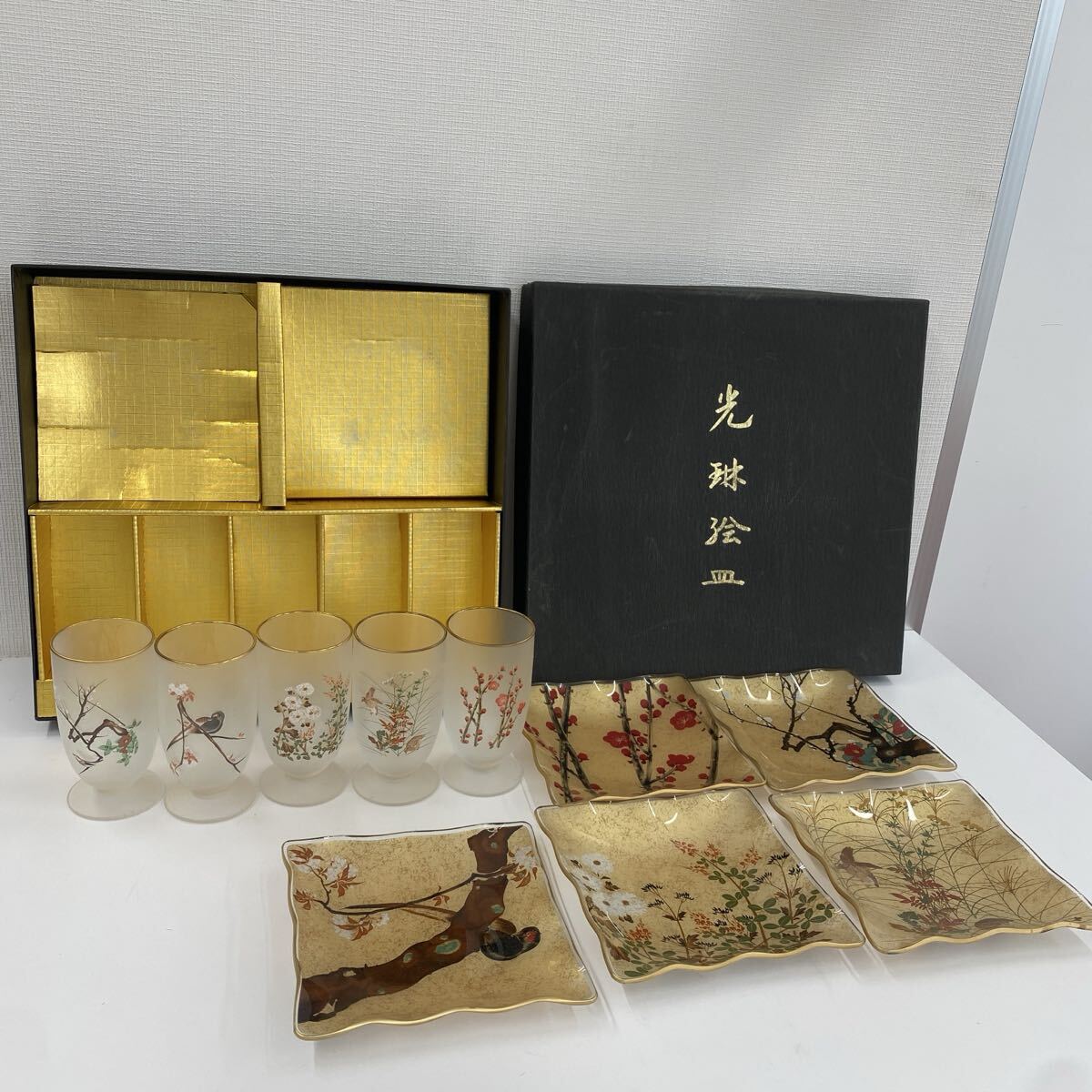 光琳絵皿 各5客 食器 ガラス グラス 小皿 昭和レトロ 角皿 ガラス食器 銘々皿 箱付き 箱付 和食器 花鳥図 梅 和柄　管理番号SB611_画像1