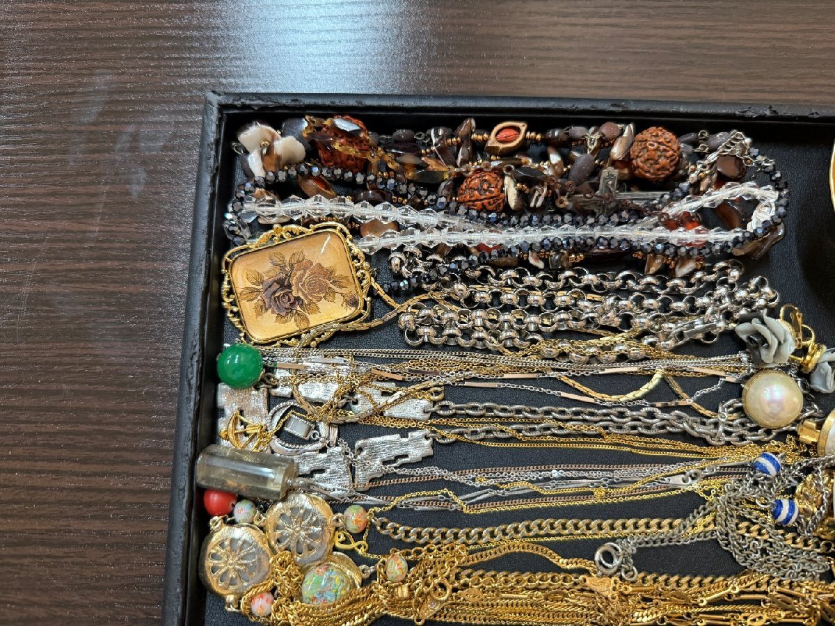 ジャンク メッキアクセサリーまとめ 1.7kg ネックレス ペンダント ブローチ カフス イヤリング ピアス ブレスレット 小判　パール a065