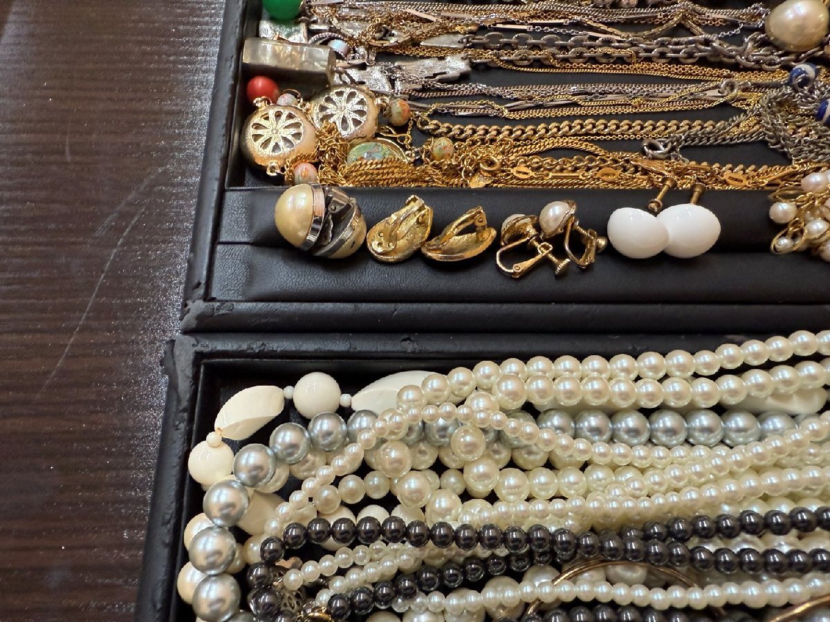 ジャンク メッキアクセサリーまとめ 1.7kg ネックレス ペンダント ブローチ カフス イヤリング ピアス ブレスレット 小判　パール a065