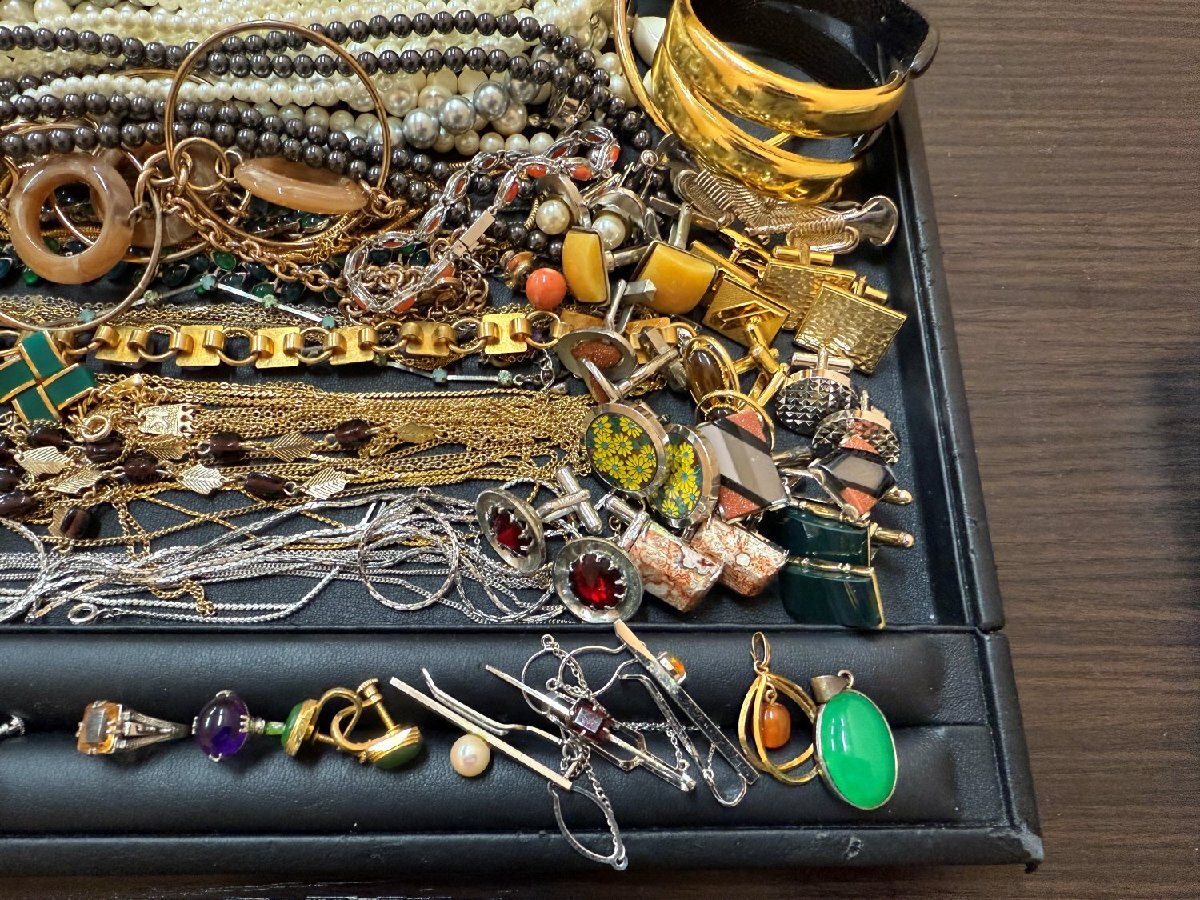 ジャンク メッキアクセサリーまとめ 1.7kg ネックレス ペンダント ブローチ カフス イヤリング ピアス ブレスレット 小判　パール a065