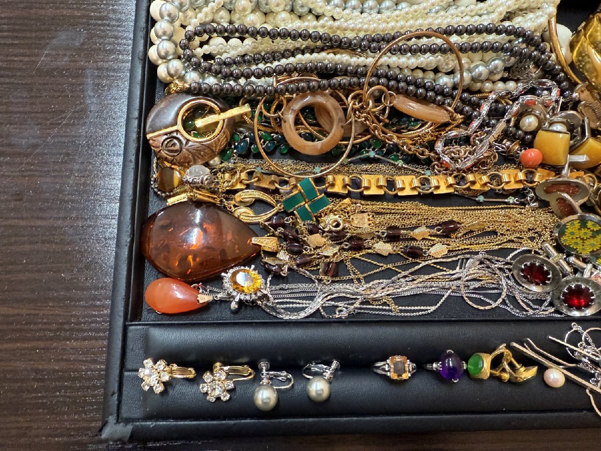 ジャンク メッキアクセサリーまとめ 1.7kg ネックレス ペンダント ブローチ カフス イヤリング ピアス ブレスレット 小判　パール a065