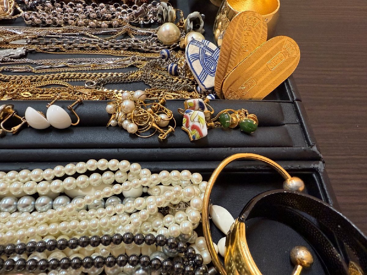 ジャンク メッキアクセサリーまとめ 1.7kg ネックレス ペンダント ブローチ カフス イヤリング ピアス ブレスレット 小判　パール a065