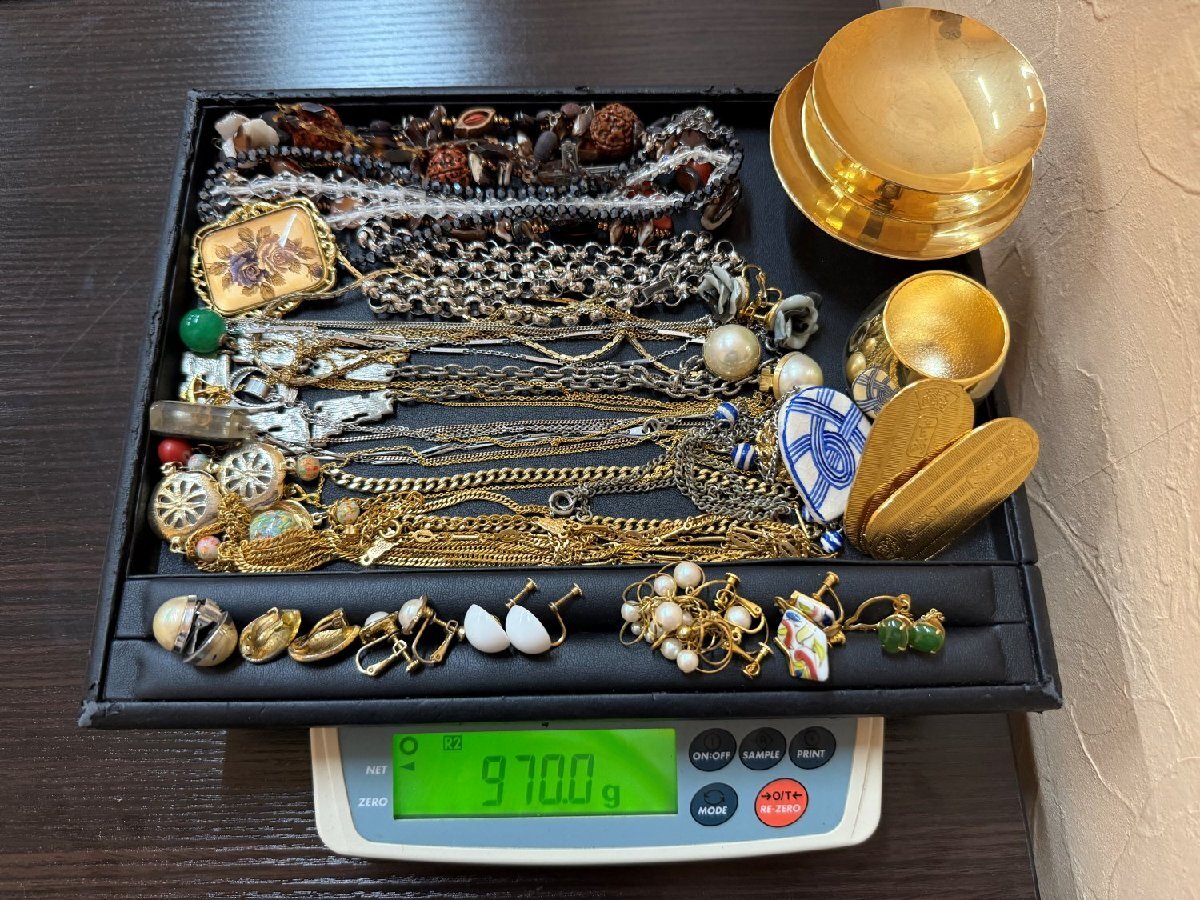 ジャンク メッキアクセサリーまとめ 1.7kg ネックレス ペンダント ブローチ カフス イヤリング ピアス ブレスレット 小判　パール a065