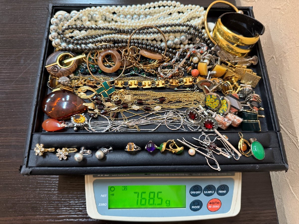 ジャンク メッキアクセサリーまとめ 1.7kg ネックレス ペンダント ブローチ カフス イヤリング ピアス ブレスレット 小判　パール a065