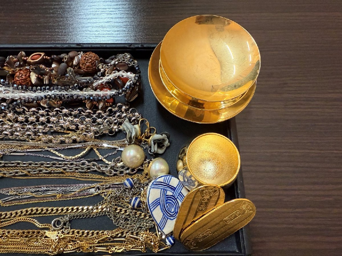 ジャンク メッキアクセサリーまとめ 1.7kg ネックレス ペンダント ブローチ カフス イヤリング ピアス ブレスレット 小判　パール a065