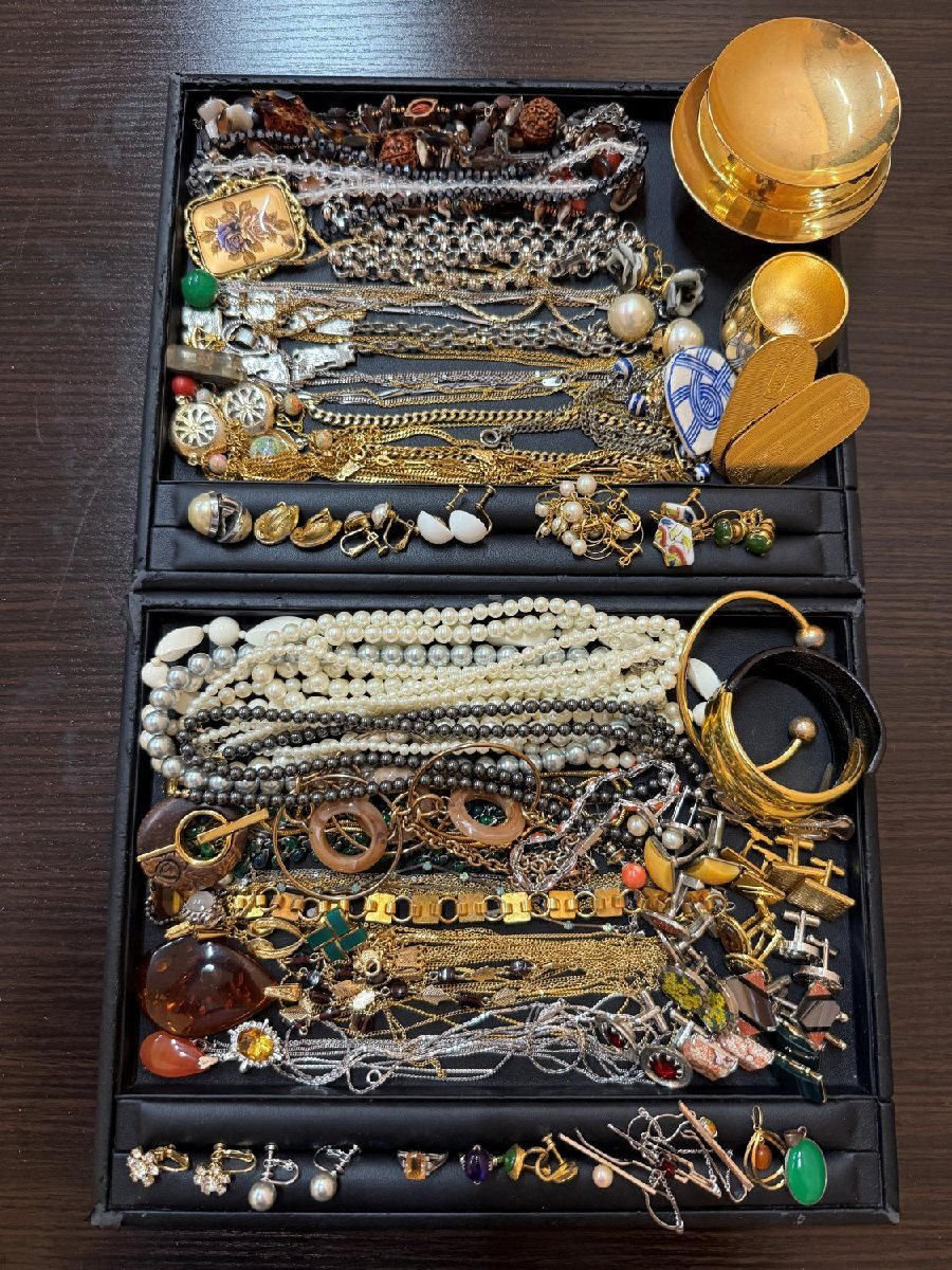 ジャンク メッキアクセサリーまとめ 1.7kg ネックレス ペンダント ブローチ カフス イヤリング ピアス ブレスレット 小判　パール a065