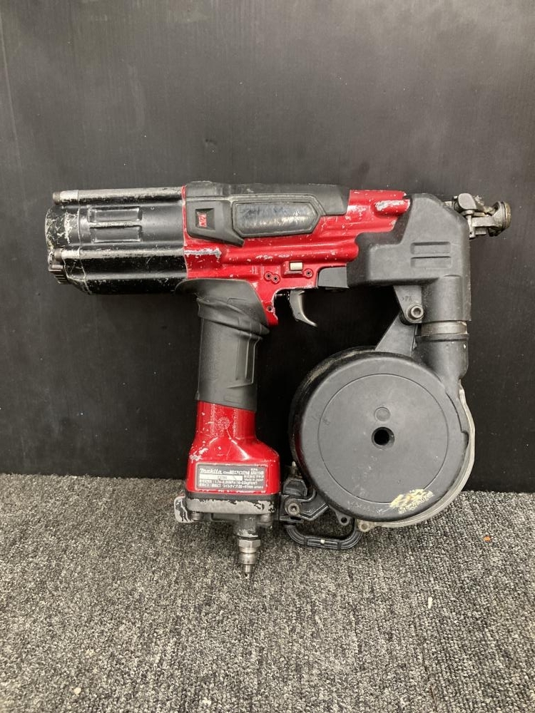 013♪ジャンク品・即決価格♪マキタ makita 41mm高圧エアビス打ち機 AR411HR マガジンキャップの留め具欠品 2回に1回空打ちする_画像2