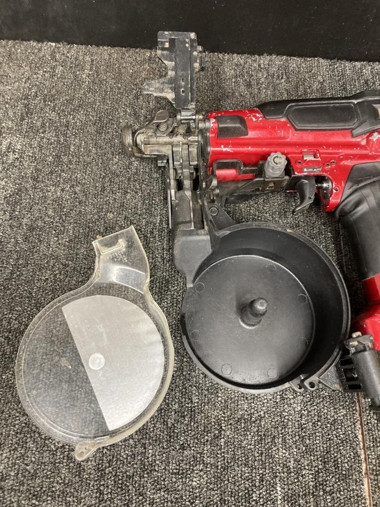 013♪ジャンク品・即決価格♪マキタ makita 41mm高圧エアビス打ち機 AR411HR マガジンキャップの留め具欠品 2回に1回空打ちする_画像3