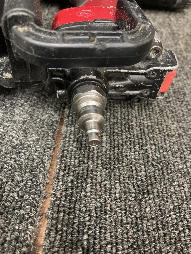 013♪ジャンク品・即決価格♪マキタ makita 41mm高圧エアビス打ち機 AR411HR マガジンキャップの留め具欠品 2回に1回空打ちする_画像6
