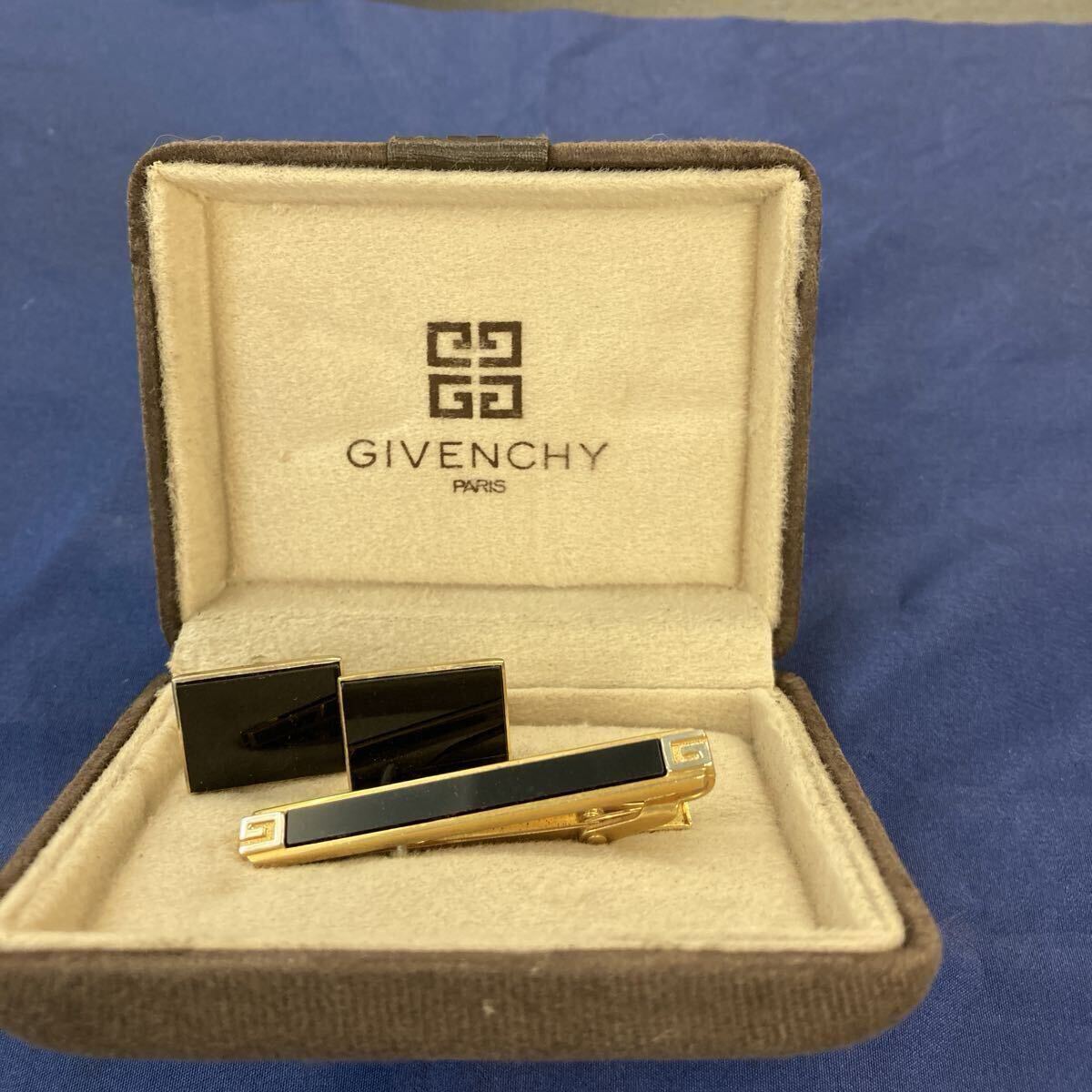 1円出品! GIVENCHY ネクタイピンとカフスボタンセット 箱付き