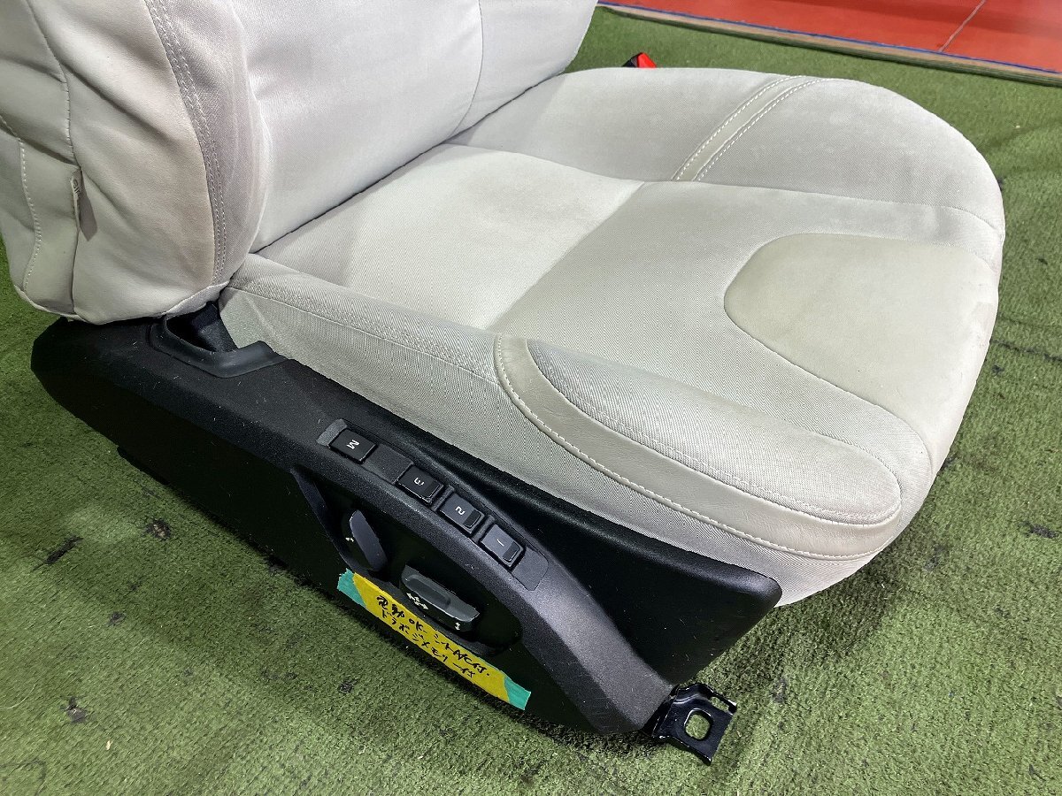 Y管理78813 H25 ボルボ V40 T4 MB4164T 右ハンドル】☆ハーフレザー 運転席 ドライバーズ 電動パワー シート グレー系 A/C付☆_画像3