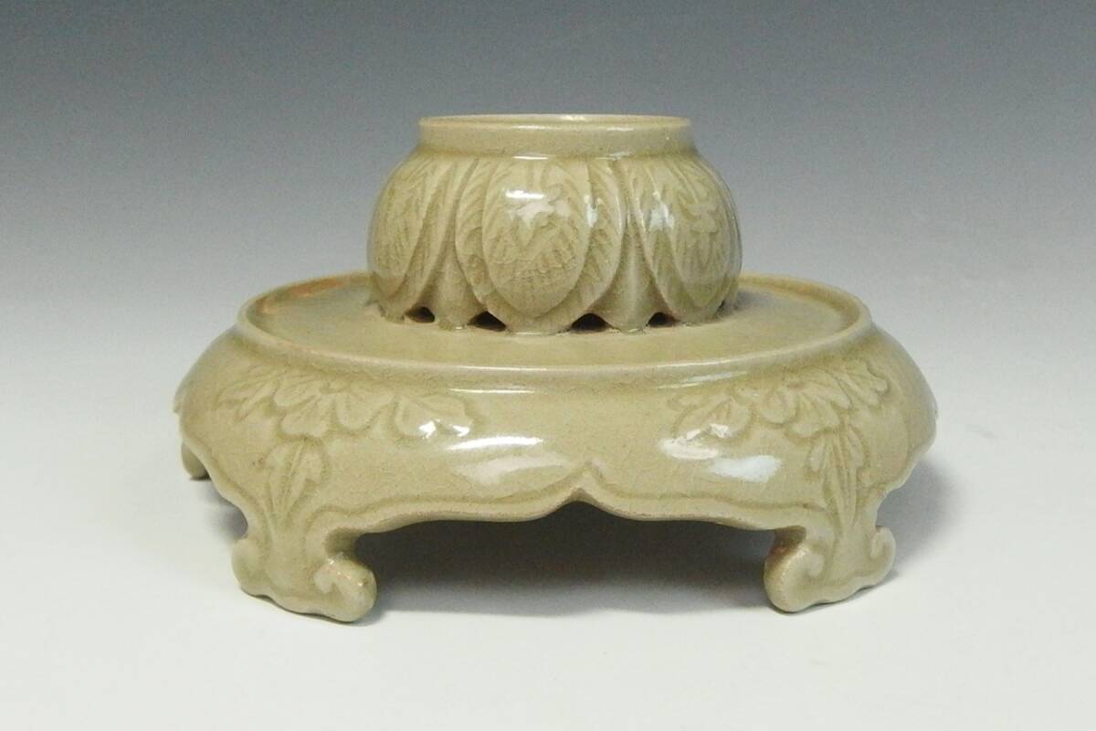 【250925-7】中國古玩　米色青磁陰刻蓮形盃?盃臺　唐物酒器古陶磁古作