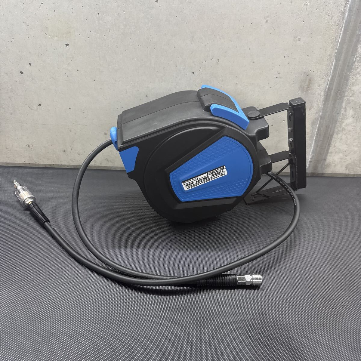 STRAIGHT エアーホースリール 自動巻き　内径9.5mm 10m 壁掛けブラケット付き 吊り下げ 壁掛け_画像1