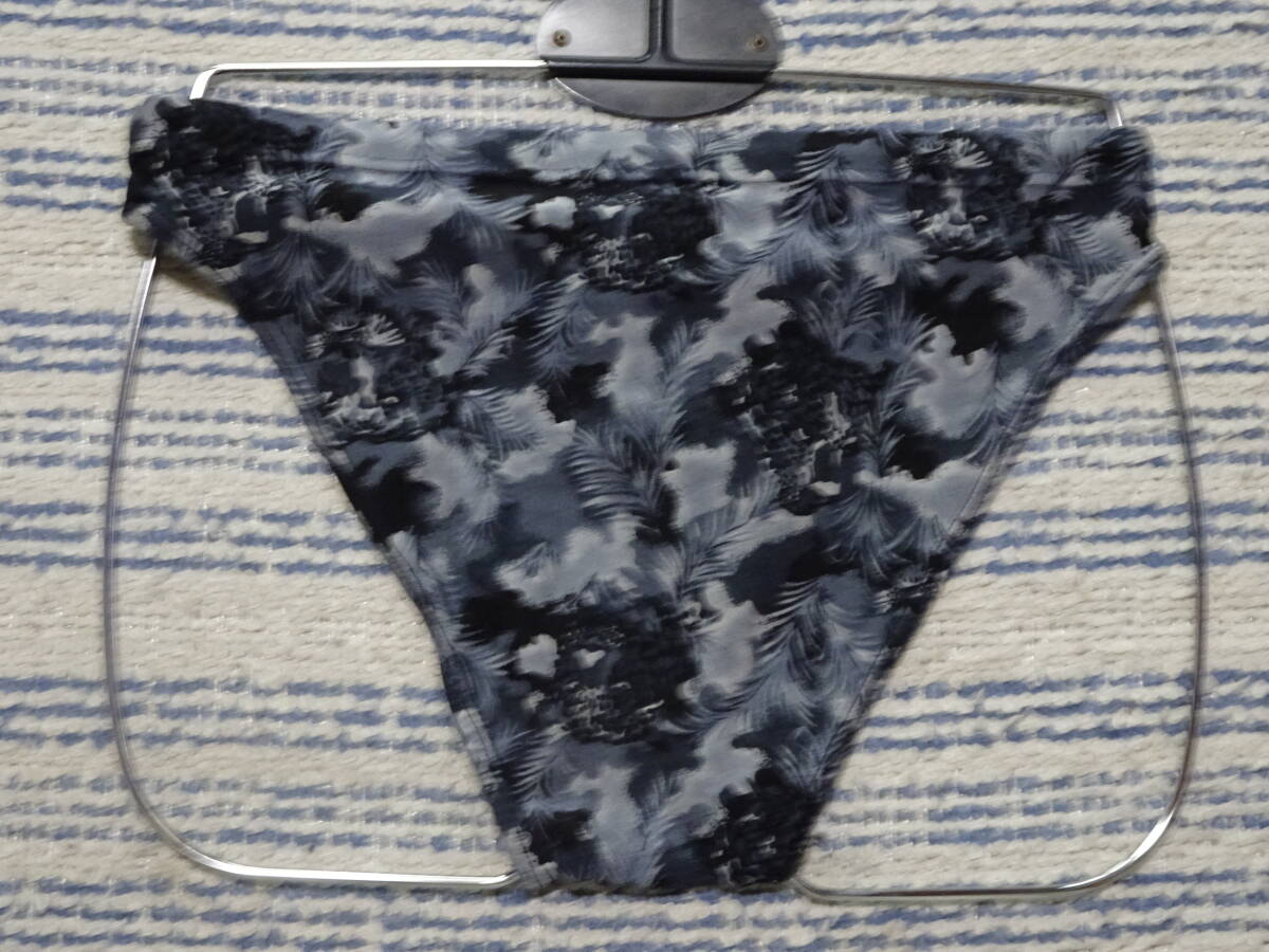 208 　日本ニット　スイムビキニパンツ　SizeＬＬ　グレー×ブラックのリーフ柄デザイン　中古　大き目_画像2