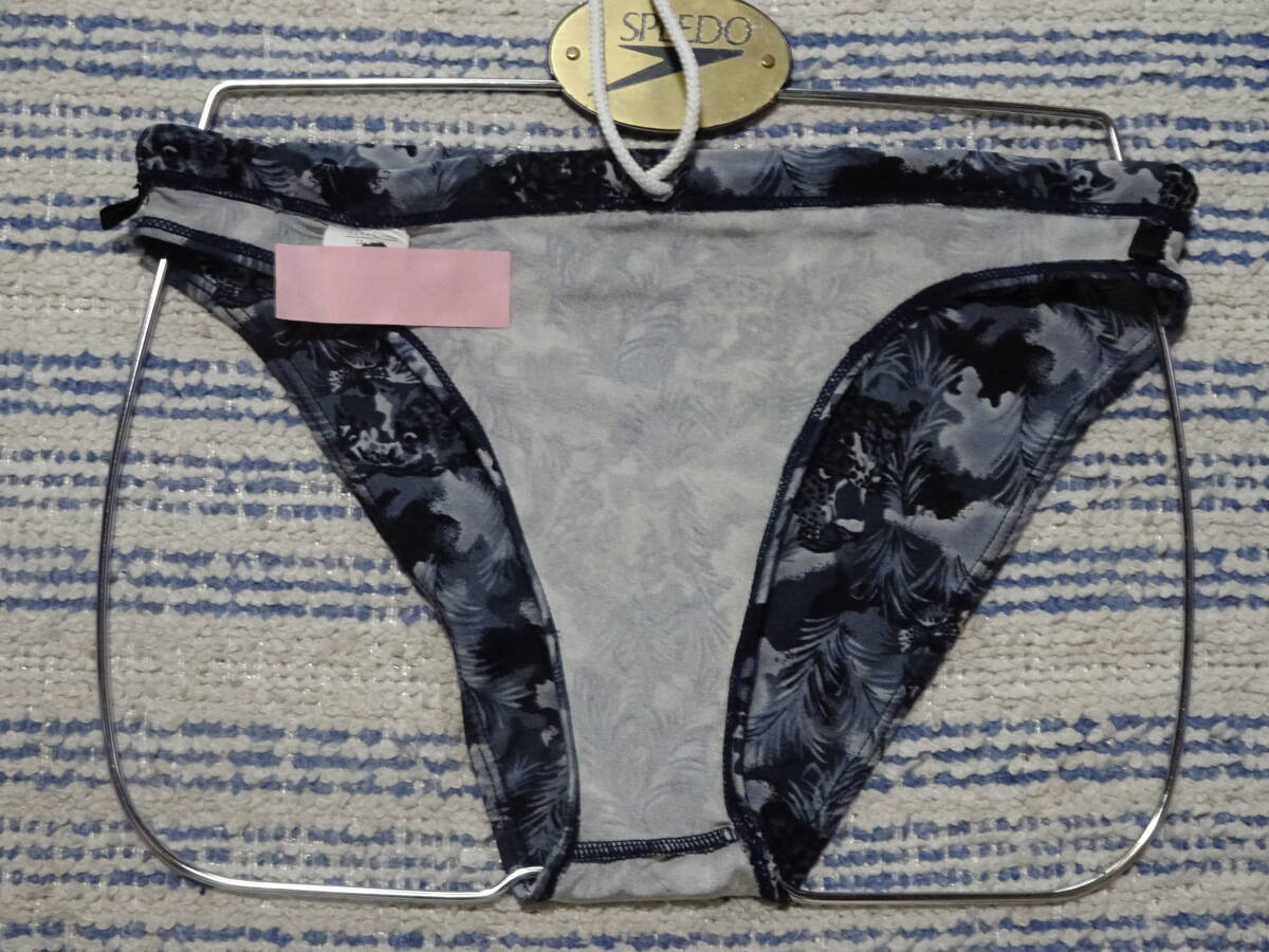 208 　日本ニット　スイムビキニパンツ　SizeＬＬ　グレー×ブラックのリーフ柄デザイン　中古　大き目_画像3