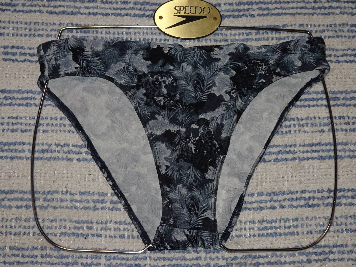 208 　日本ニット　スイムビキニパンツ　SizeＬＬ　グレー×ブラックのリーフ柄デザイン　中古　大き目_画像1