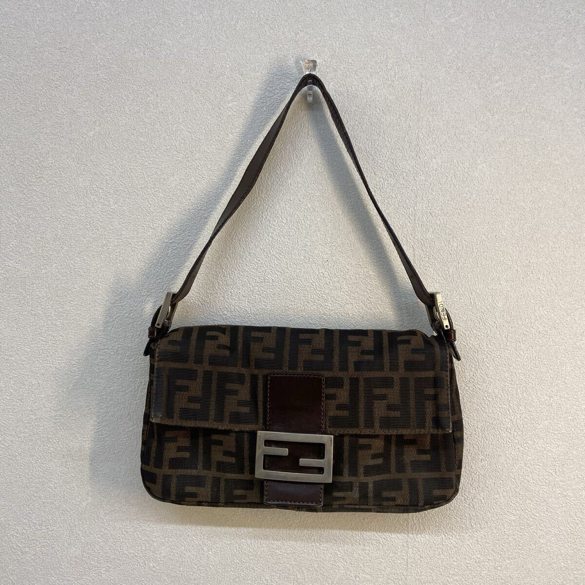 【T】FENDI フェンディ ズッカ柄 バゲット ショルダーバッグ ブラウン FFロゴ キャンバス×レザー 高級感 イタリア製 希少 ハンドバッグ