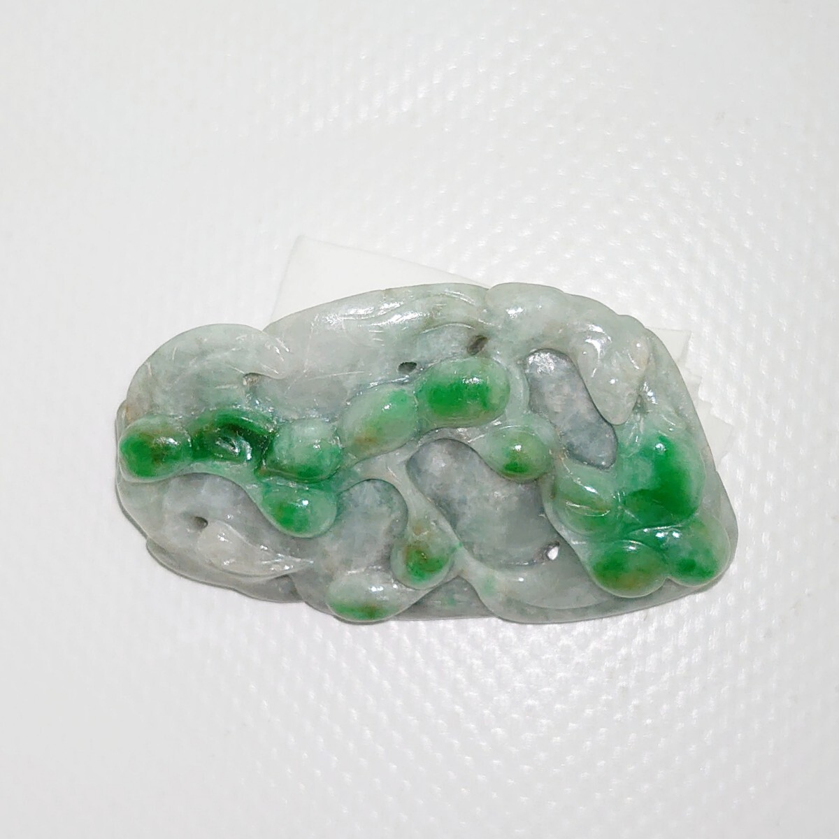 天然 翡翠 裸石 重量41.40g リスと果実 彫刻 ルース 翡翠 ヒスイ ひすい 天然石 天然翡翠