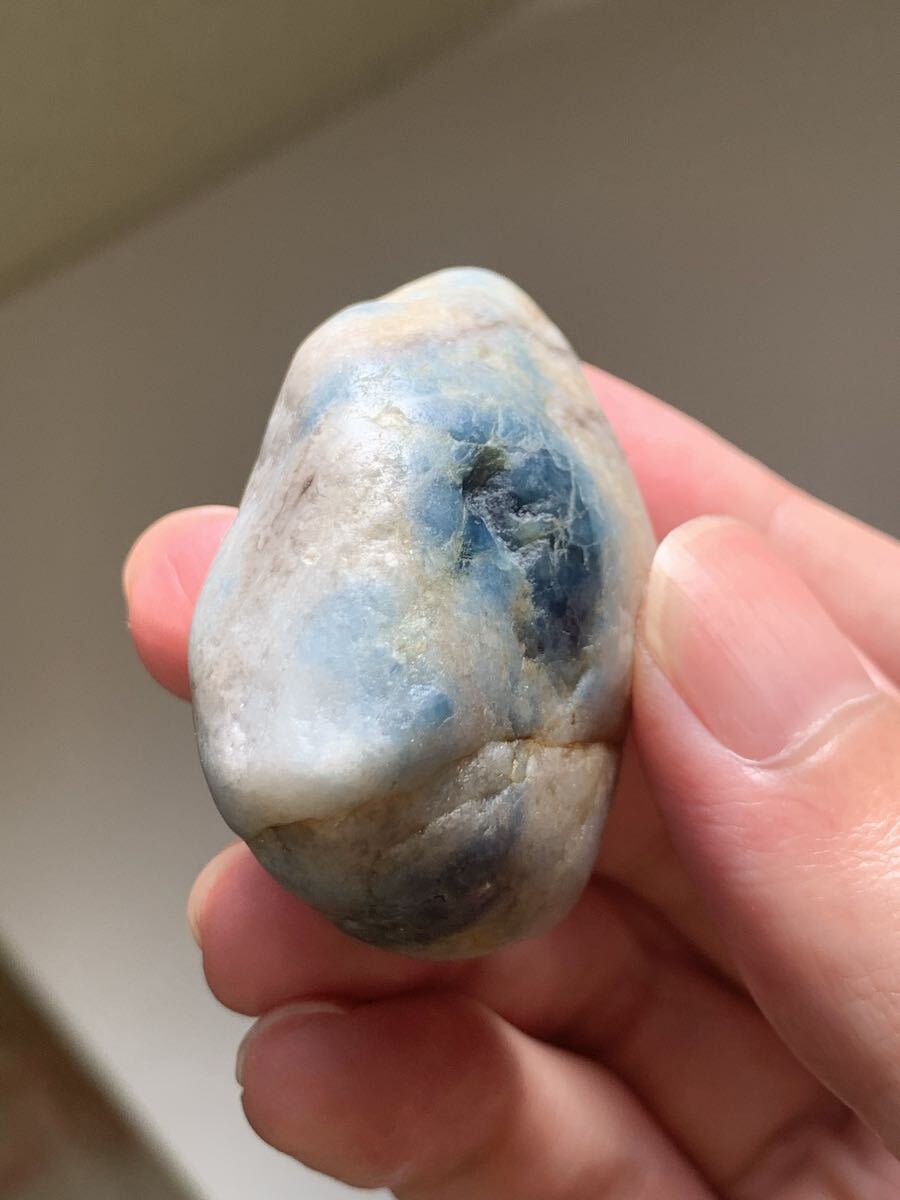 極上の茄子紺 糸魚川入りコン沢翡翠海石 ひすい鉱物原石水石根付国産鉱標本オパール水晶ロードクロサイト入りコン沢握り石ヒスイ化石隕石_画像4