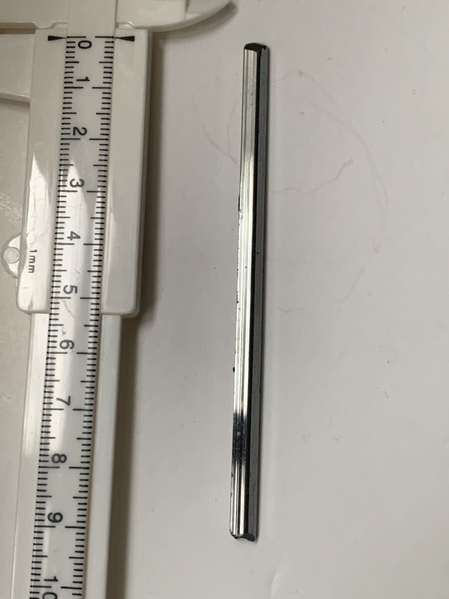 国産鉱物　愛媛県市ノ川鉱山の輝安鉱　単結晶　約5.5ｇ　スティブナイト　検：ビビアナイト　スティブナイト　輝安鉱　カイヤナイト　原石_画像1