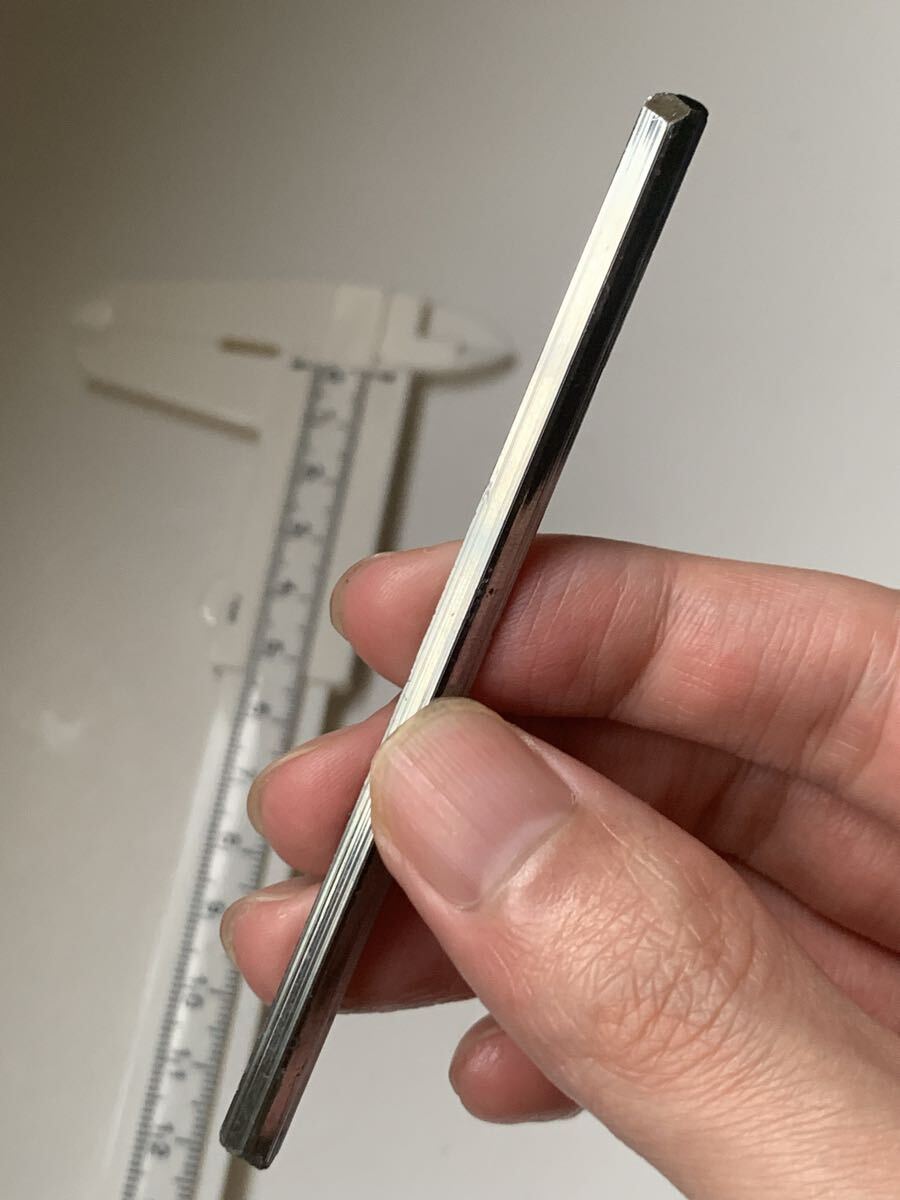 国産鉱物　愛媛県市ノ川鉱山の輝安鉱　単結晶　約5.5ｇ　スティブナイト　検：ビビアナイト　スティブナイト　輝安鉱　カイヤナイト　原石_画像2