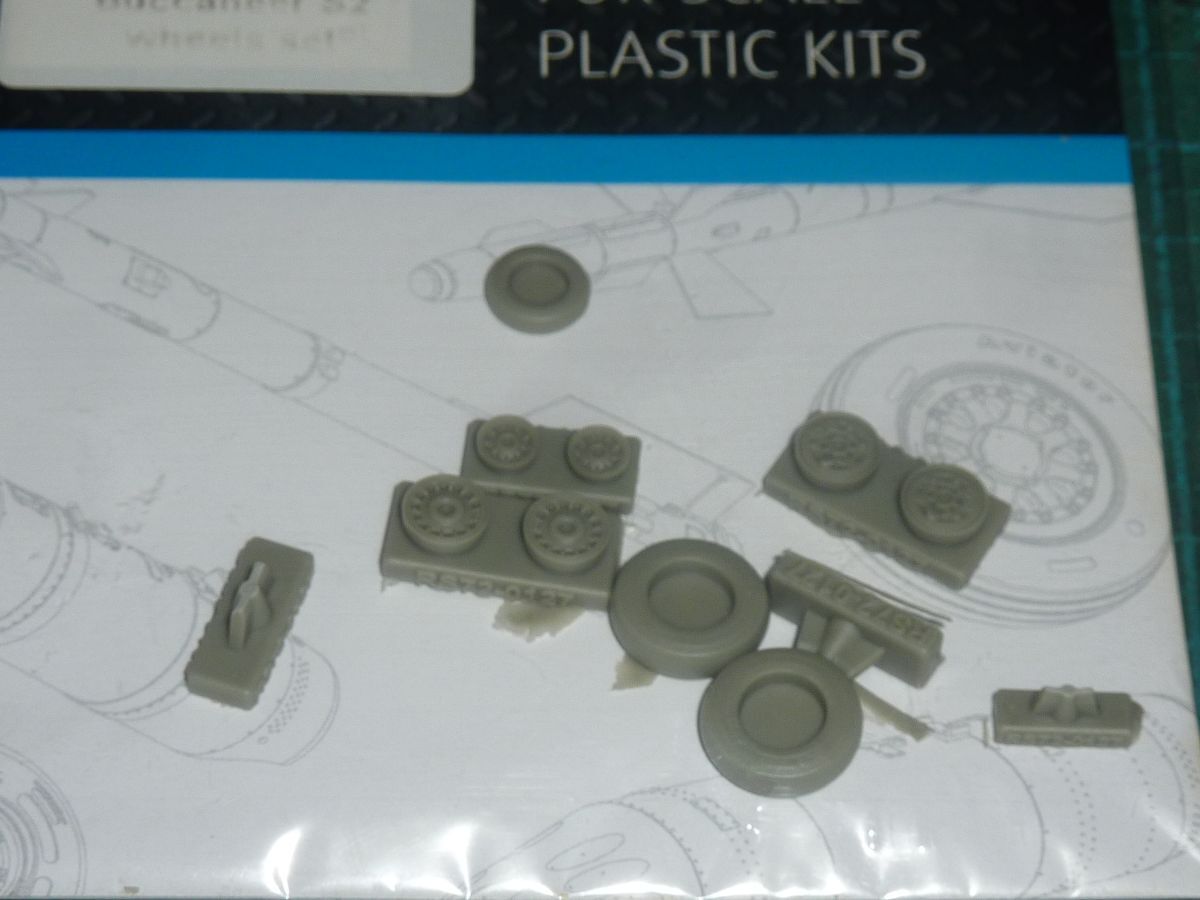 送料￥180~☆ディテールアップパーツ 1/72 バッカニア S2用ホイールセット ②　レスキット RESKIT　レジンパーツ　Buccaneer S2 Wheel set_画像3