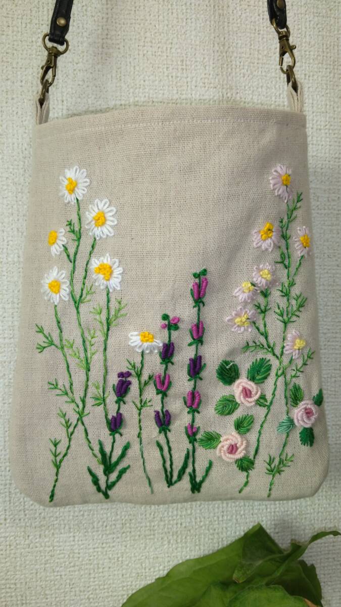 ハンドメイド?オンリーワンのバック?手刺繍?リネン?マーガレット?ヒソップ?野ブドウ?ばら?手刺繍ショルダー/斜め掛けバック