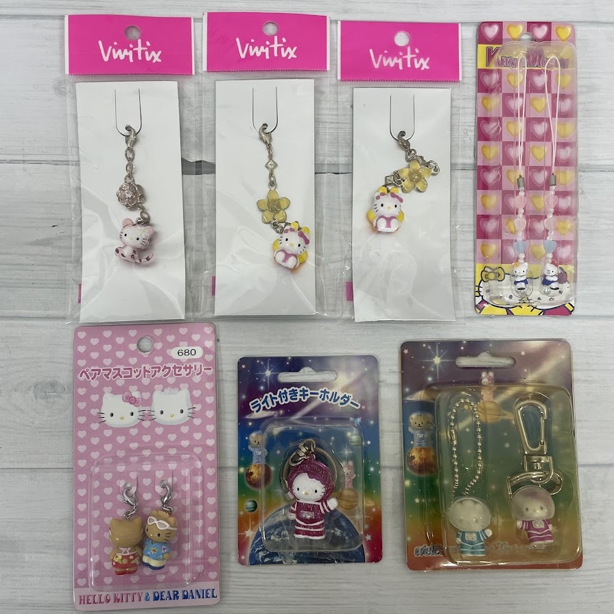 【A830-9】 HELLO KITTY ハローキティー　グッズ まとめ売り コロン & ビニール袋 & チャーム & キーホルダー & 髪ゴム 　等