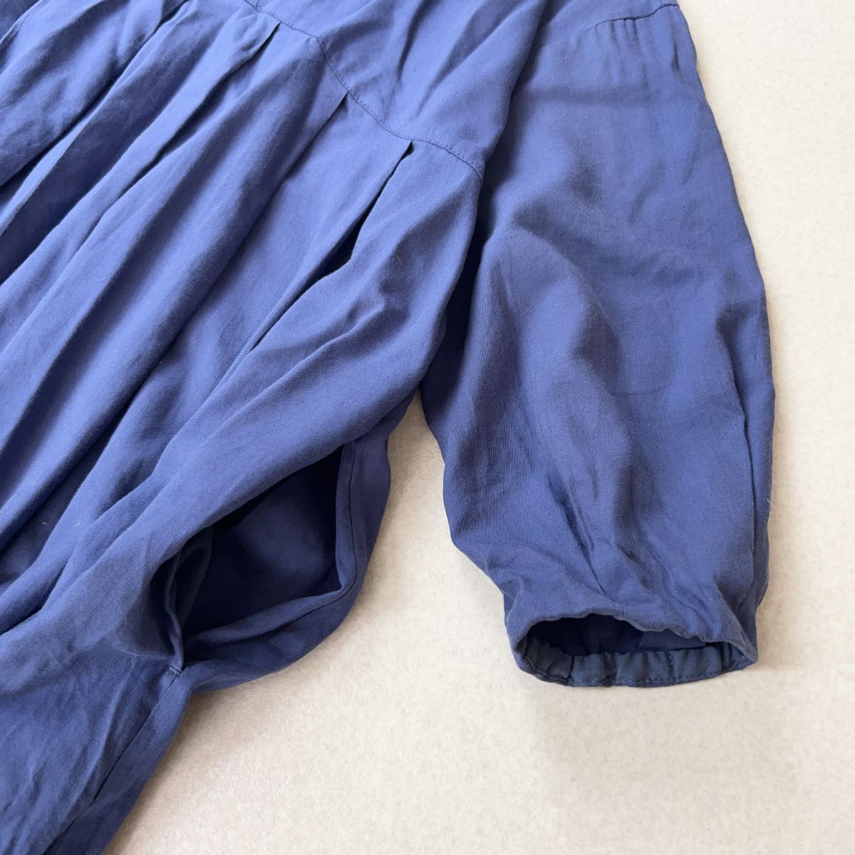 niko and... ニコアンド 橫幅ゆったり　體型カバー　タックワンピース