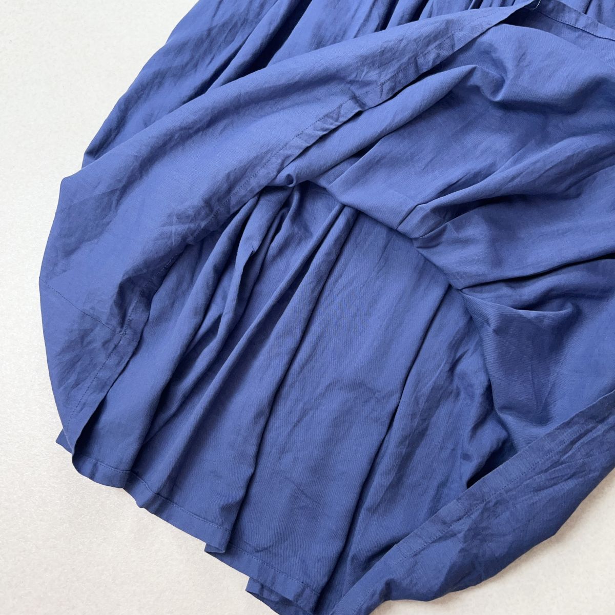 niko and... ニコアンド 橫幅ゆったり　體型カバー　タックワンピース