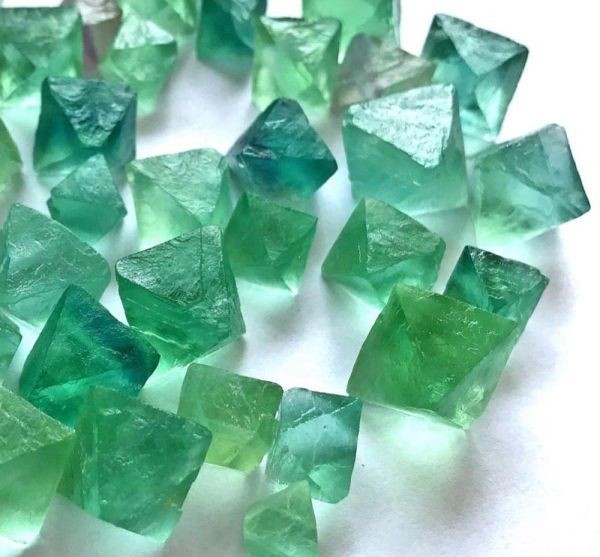 浄化 さざれ 高品質 風水 装飾 水タンク 100g 天然石 パワーストーン 10-20mm 八面カット グリーン フローライト 蛍石 Fluorite_画像2