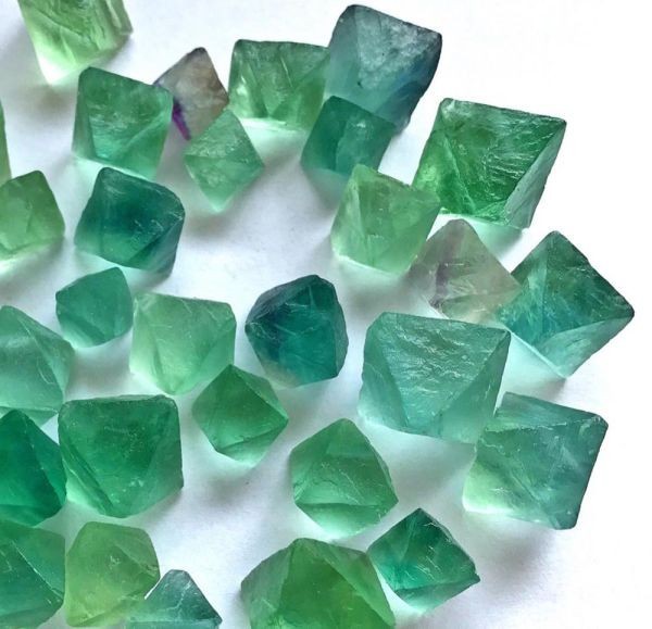 浄化 さざれ 高品質 風水 装飾 水タンク 100g 天然石 パワーストーン 10-20mm 八面カット グリーン フローライト 蛍石 Fluorite_画像3
