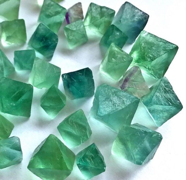 浄化 さざれ 高品質 風水 装飾 水タンク 100g 天然石 パワーストーン 10-20mm 八面カット グリーン フローライト 蛍石 Fluorite_画像1