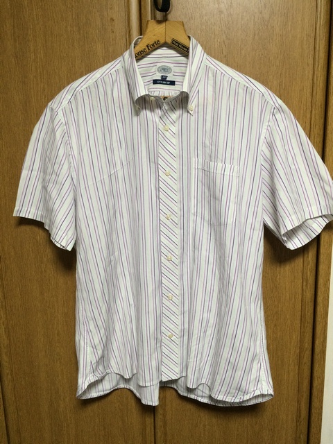 美品 J.PRESS ジェイプレス 半袖ボタンダウンシャツ サイズＬL 白色ベースに紫色濃淡と黄緑色の細線ストライプ柄 オンワード樫山 963_画像2