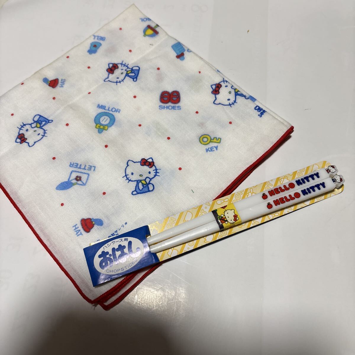 旧サンリオ 1976年製 当時の ガーゼハンカチ と おはし 初版 サンリオ老舗閉店処分品 新品未使用ですがガーゼにシミあり_画像1
