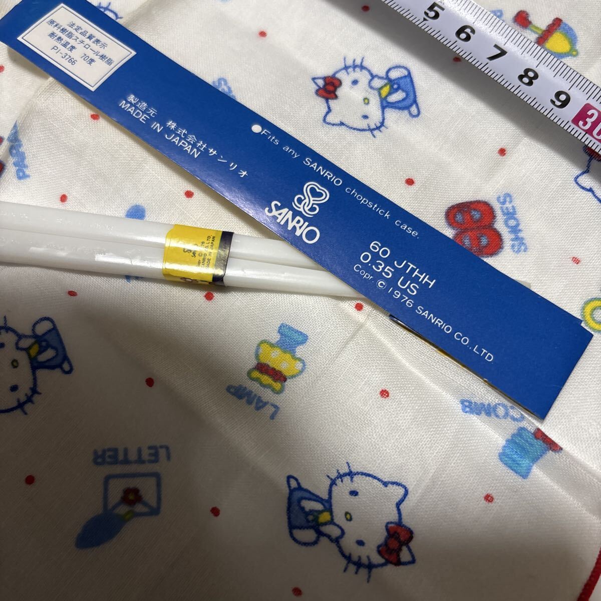 旧サンリオ 1976年製 当時の ガーゼハンカチ と おはし 初版 サンリオ老舗閉店処分品 新品未使用ですがガーゼにシミあり_画像5