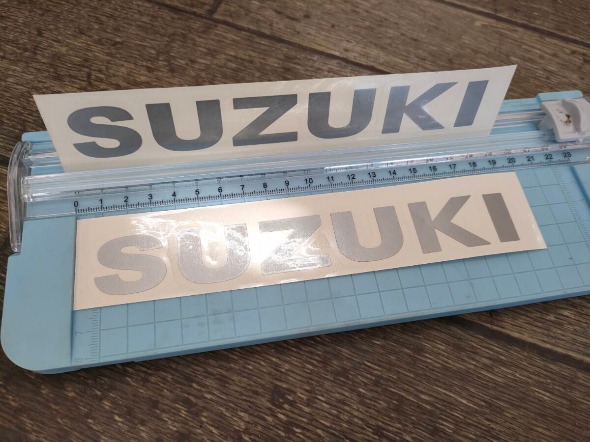 スズキ SUZUKI ステッカー シルバー 銀 2枚セット 180mm×25mm サイズ・カラー・字体変更可能 タンク サイドカバー カウルなどに