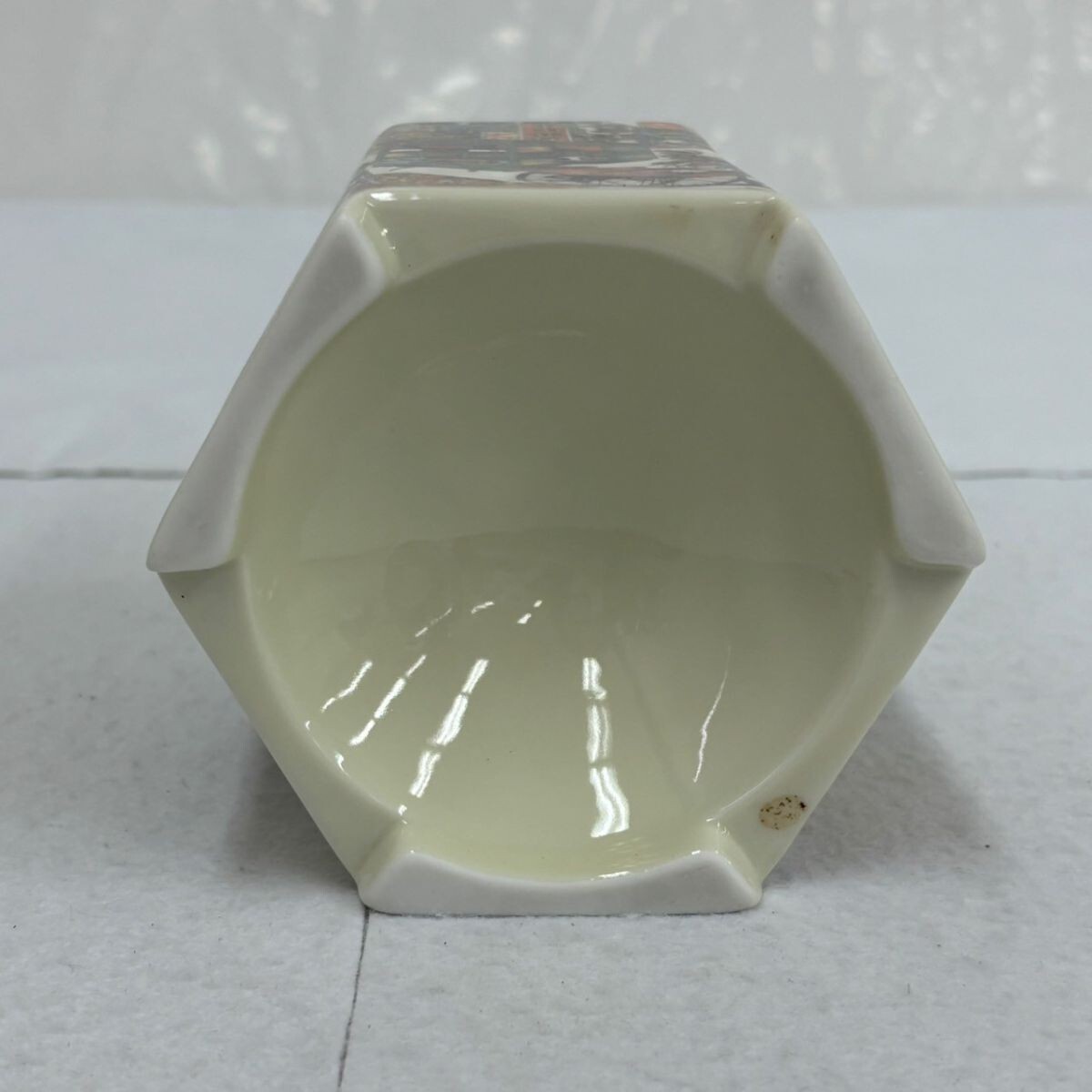 C422-K68-618 TISSINIER ティシニエ XO メモリーズ オブ 香港 フレンチ ブランデー 陶器ボトル 箱付き 約1477g 700ml 40% 古酒 未開栓 OA