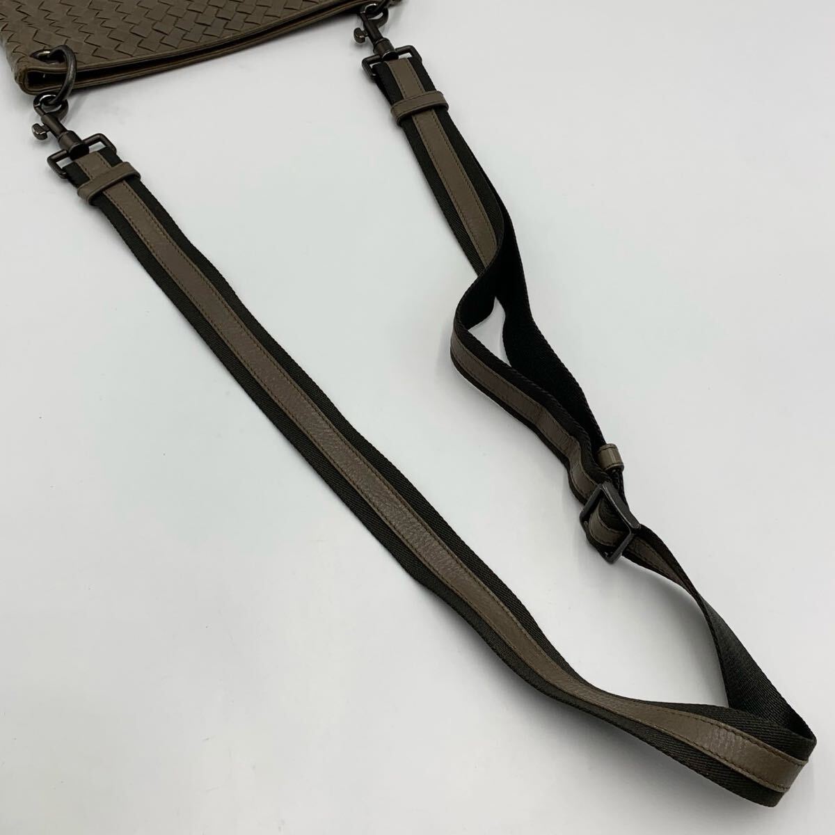 BOTTEGA VENETA ボッテガヴェネタ イントレチャート ショルダーバッグ カーキ 斜め掛け