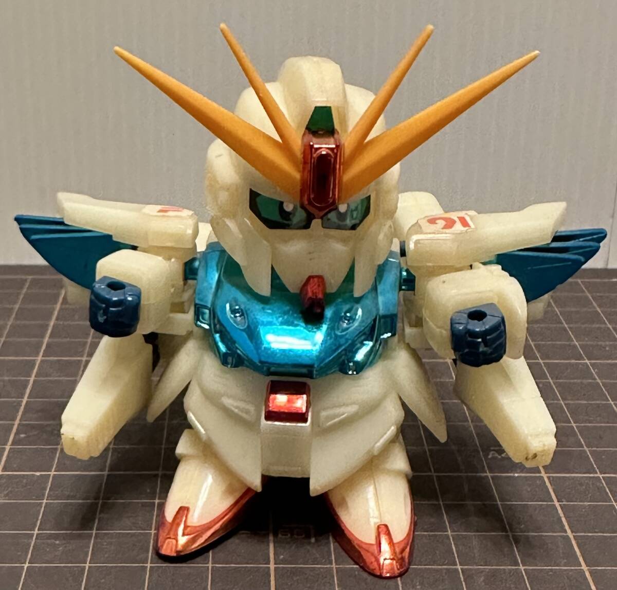 元祖SDガンダム　『ガンダムF91』　限定版(蛍光・メッキver)　バンダイ　【組立し・現状品・パーツ欠品】_画像5