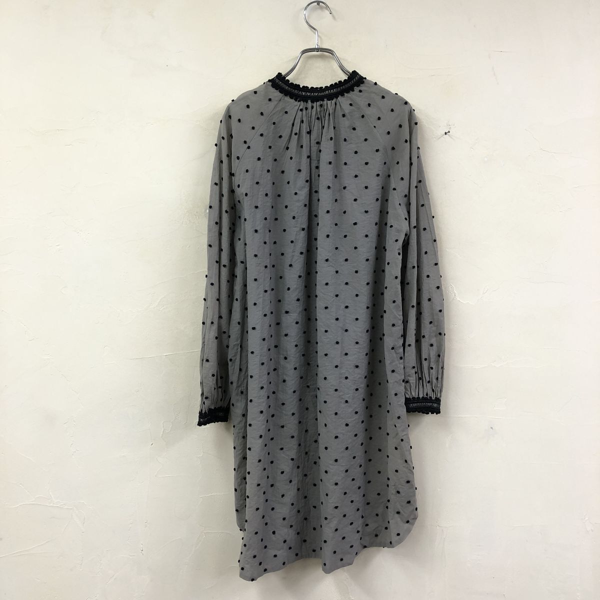 2K2930-K◆日本製 TSUMORI CHISATO ツモリチサト 長袖ギャザーワンピース◆size2 グレー 薄手 ドット レース バンドカラー 前開き_画像4