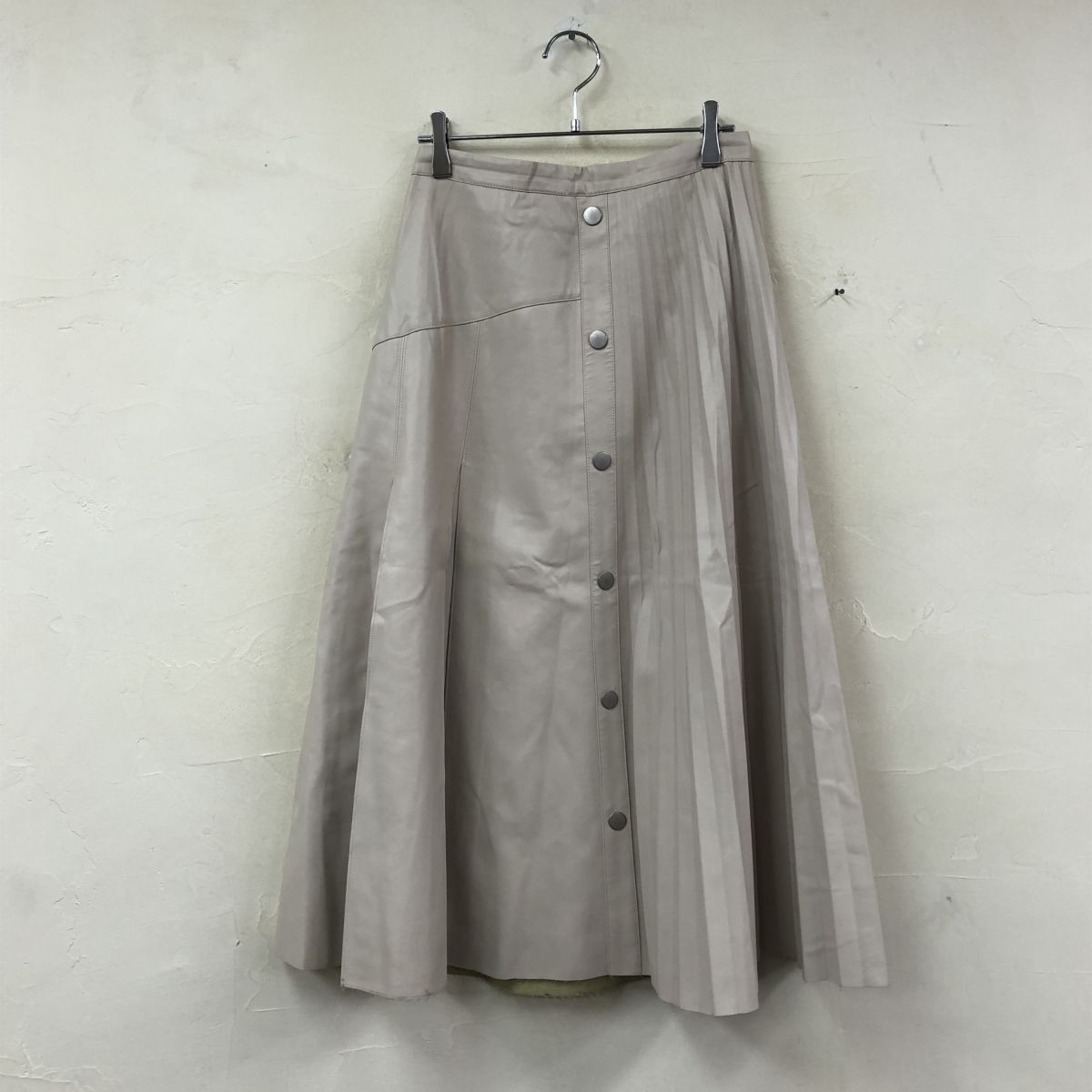 2K2824-G◆ Apuweiser-riche アプワイザーリッシェ エコレザープリーツフレアスカート ファスナー ウエストゴム ◆ size2 ライトベージュ_画像2